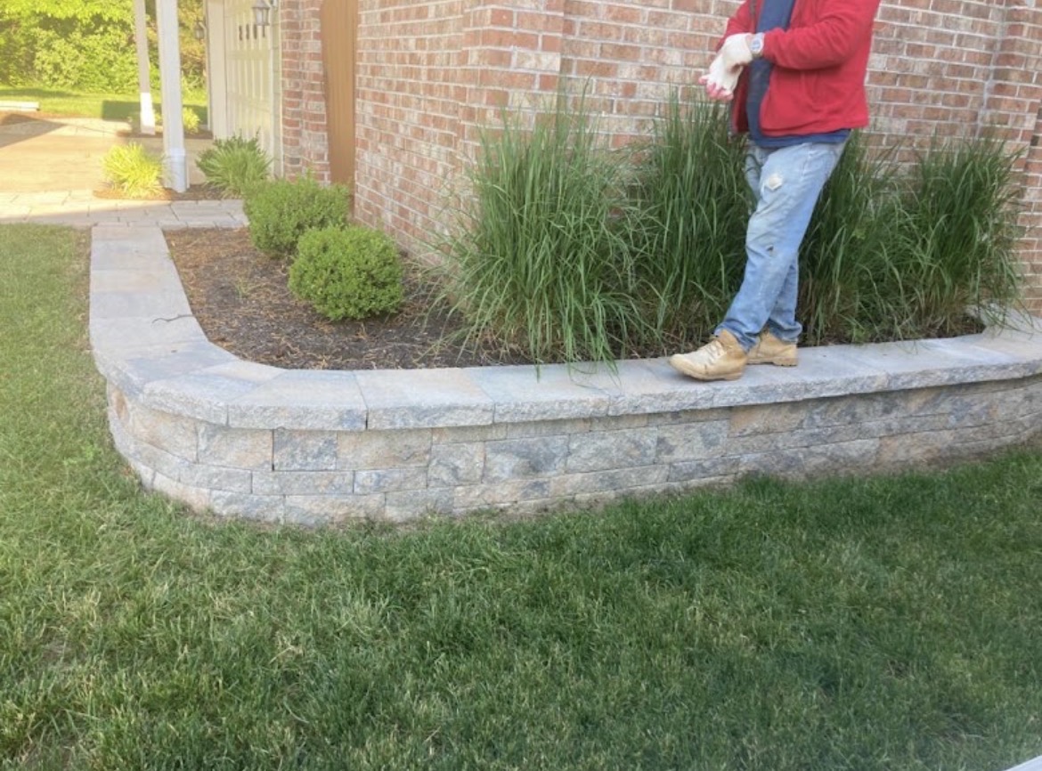 Garden retaining wall with capstones