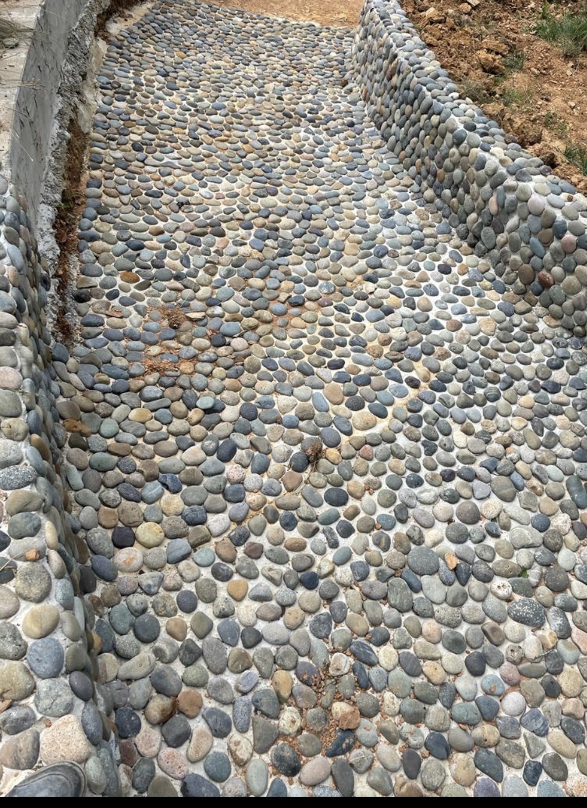 River rock masonry surface